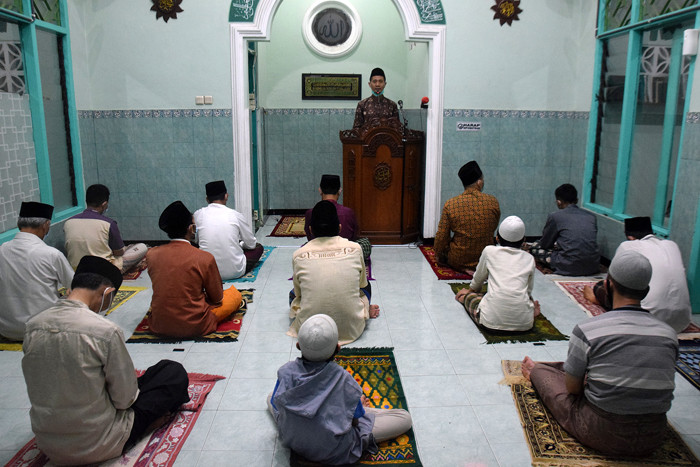 Puluhan umat muslim menggelar Shalat Gerhana Bulan di Masjid Al-Ikhlas, Kelurahan Bulusan, Kecamatan Tembalang, Kota Semarang, Jawa Tengah, Rabu (26/5/2021).