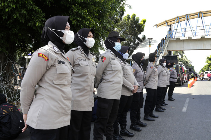 Aparat kepolisian memperketat penjagaan saat sidang pembacaan vonis Habib Rizieq Shihab di Pengadilan Negeri (PN) Jakarta Timur, Kamis (27/5/2021).