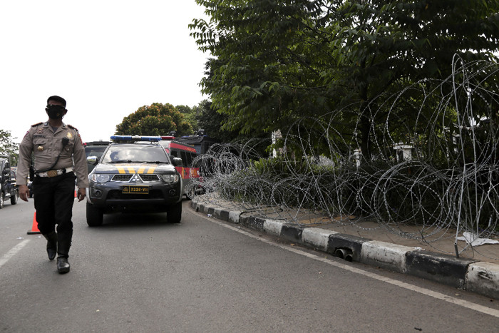 Aparat kepolisian memperketat penjagaan saat sidang pembacaan vonis Habib Rizieq Shihab di Pengadilan Negeri (PN) Jakarta Timur, Kamis (27/5/2021).
