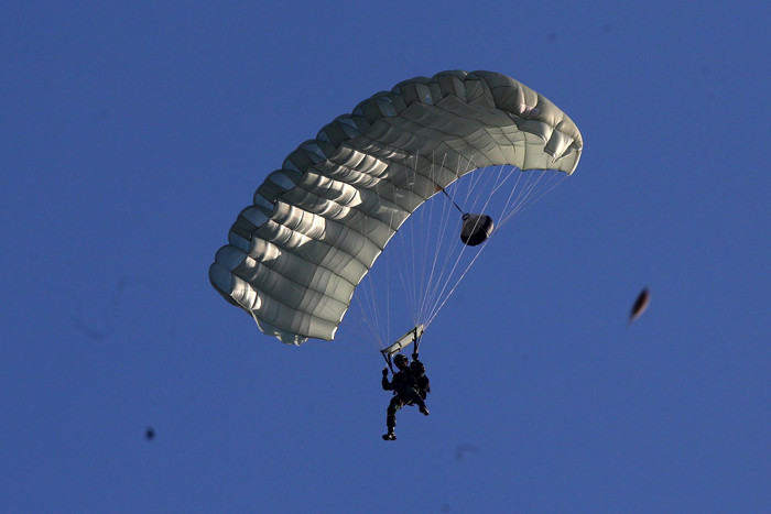 Terjun free fall merupakan salah satu materi latihan Standart Kemampuan Perorangan Lanjutan (SKPL) Aspek Udara Batalyon Intai Amfibi 2 Marinir.