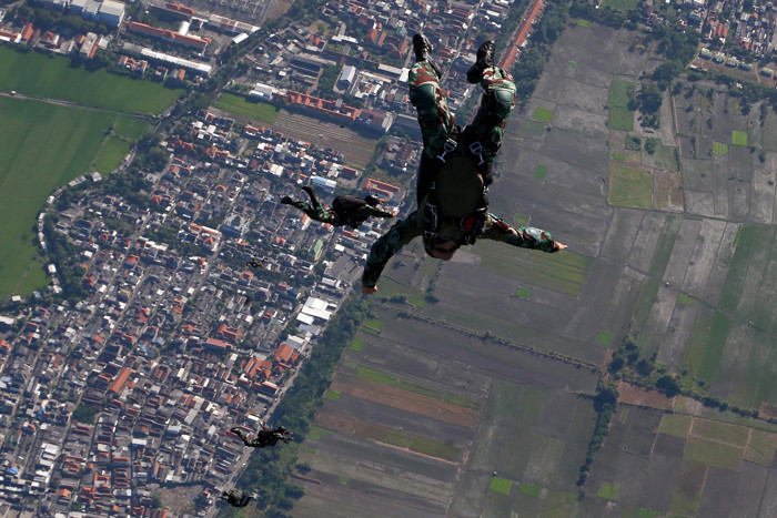 Terjun free fall merupakan salah satu materi latihan Standart Kemampuan Perorangan Lanjutan (SKPL) Aspek Udara Batalyon Intai Amfibi 2 Marinir.