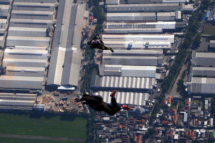 Terjun free fall merupakan salah satu materi latihan Standart Kemampuan Perorangan Lanjutan (SKPL) Aspek Udara Batalyon Intai Amfibi 2 Marinir.