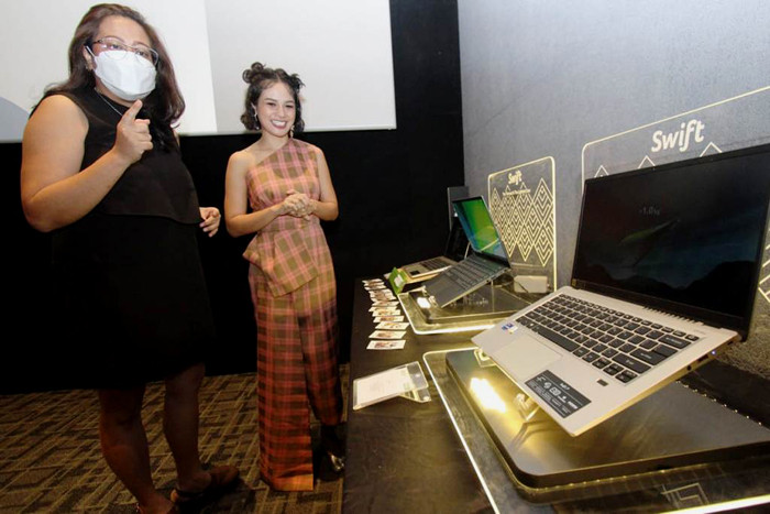 Head of Marketing Acer Indonesia Fransisca Maya bersama musisi Indonesia Andien Aisyah menunjukkan laptop tipis Swift dari Acer di Jakarta, Jumat (28/5/2021).