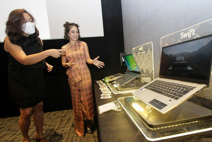 Head of Marketing Acer Indonesia Fransisca Maya bersama musisi Indonesia Andien Aisyah menunjukkan laptop tipis Swift dari Acer di Jakarta, Jumat (28/5/2021).