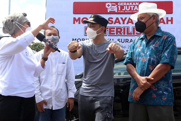 Operator Dokter Mobil Surabaya melakukan treament fogging mobil pada hari pertama Gerakan 1 Juta Mobil Bebas Virus di Surabaya, Jawa Timur, Jumat (28/5/2021).