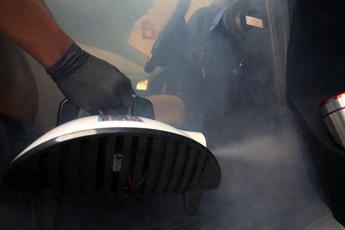 Operator Dokter Mobil Surabaya melakukan treament fogging mobil pada hari pertama Gerakan 1 Juta Mobil Bebas Virus di Surabaya, Jawa Timur, Jumat (28/5/2021).
