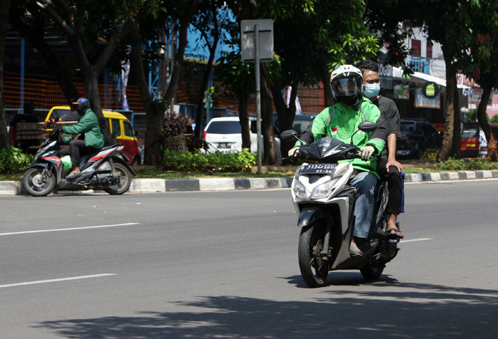 Driver Gojek membawa penumpang di kawasan Komsen, Kota Bekasi, Jawa Barat, Jumat (28/5/2021).