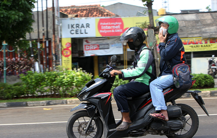Driver Gojek membawa penumpang di kawasan Komsen, Kota Bekasi, Jawa Barat, Jumat (28/5/2021).