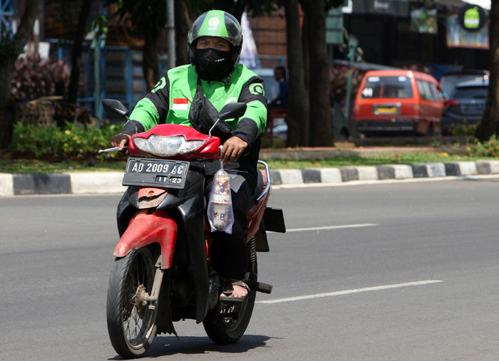 Driver Gojek membawa penumpang di kawasan Komsen, Kota Bekasi, Jawa Barat, Jumat (28/5/2021).