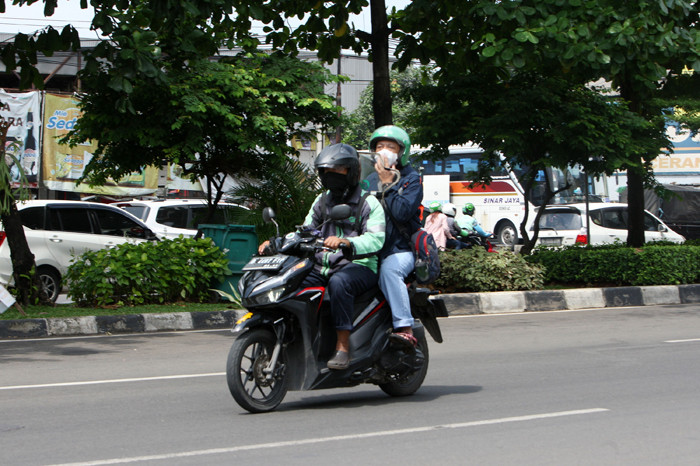 Driver Gojek membawa penumpang di kawasan Komsen, Kota Bekasi, Jawa Barat, Jumat (28/5/2021).