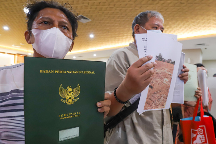 Guru Besar IPB Prof Ing Mokoginta bersama korban perampasan tanah yang tergabung FKMTI mendatangi Bareskrim Mabes Polri, Jakarta, Jumat (28/5/2021).