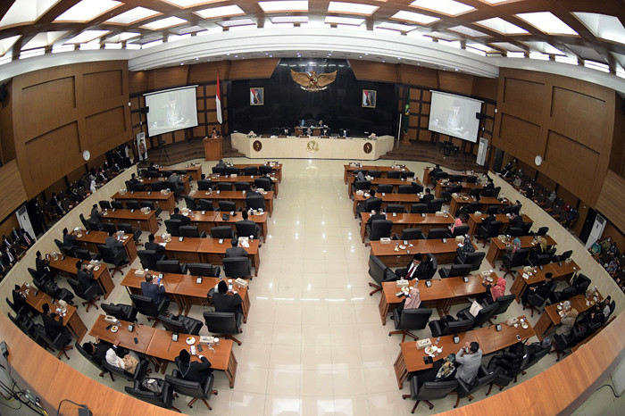 Gubernur Jabar Ridwan Kamil menghadiri Rapat Paripurna DPRD di Ruang Sidang DPRD Jabar, Jumat (28/5/2021).