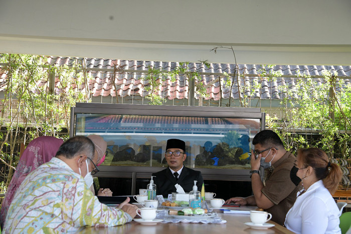 Gubernur Jawa Barat Ridwan Kamil menerima kunjungan kerja Staf Khusus Presiden Republik Indonesia Angkie Yudistia di Gedung Pakuan, Jawa Barat, Jumat (28/5/2021