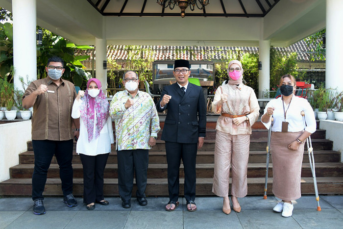 Gubernur Jawa Barat Ridwan Kamil menerima kunjungan kerja Staf Khusus Presiden Republik Indonesia Angkie Yudistia di Gedung Pakuan, Jawa Barat, Jumat (28/5/2021