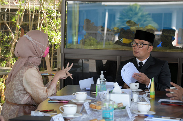 Gubernur Jawa Barat Ridwan Kamil menerima kunjungan kerja Staf Khusus Presiden Republik Indonesia Angkie Yudistia di Gedung Pakuan, Jawa Barat, Jumat (28/5/2021