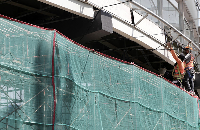 Pekerja menyelesaikan pembangunan proyek jembatan layang atau skybridge untuk integrasi Halte Transjakarta CSW di stasiun MRT ASEAN, Jakarta, Jumat (28/5/2021).