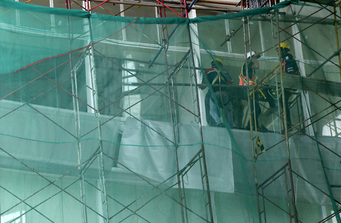Pekerja menyelesaikan pembangunan proyek jembatan layang atau skybridge untuk integrasi Halte Transjakarta CSW di stasiun MRT ASEAN, Jakarta, Jumat (28/5/2021).