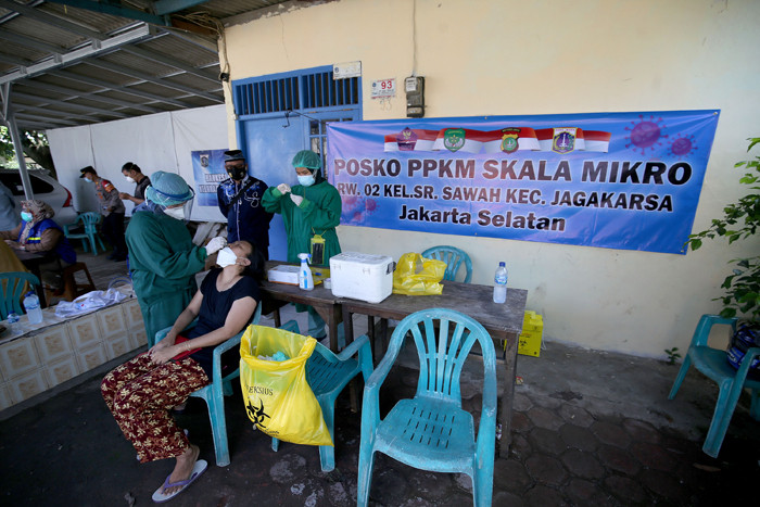 Petugas medis melakukan tes usap kepada warga Kelurahan Srengseng Sawah, Jagakarsa, Jakarta Selatan, Jumat (28/5/2021).