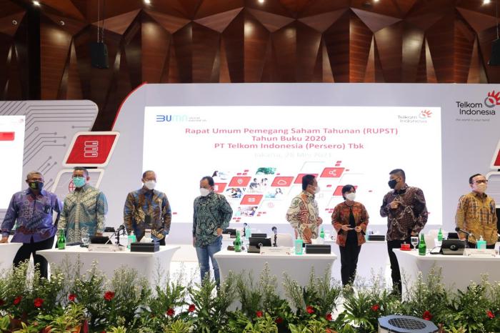 Jajaran Direksi dan Komisaris PT Telkom mengikuti RUPST di Jakarta, Jumat (28/5/2021).