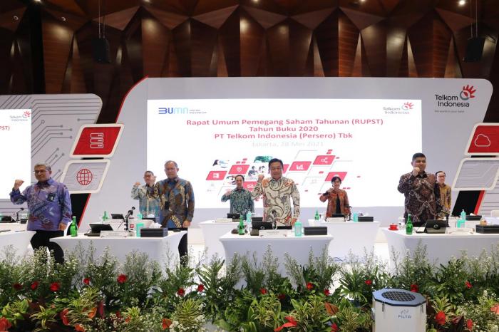 Jajaran Direksi dan Komisaris PT Telkom mengikuti RUPST di Jakarta, Jumat (28/5/2021).