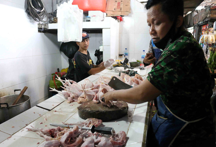 Pedagang memotong daging ayam di Pasar Tradisional Kemayoran, Jakarta Pusat, Sabtu (29/5/2021).