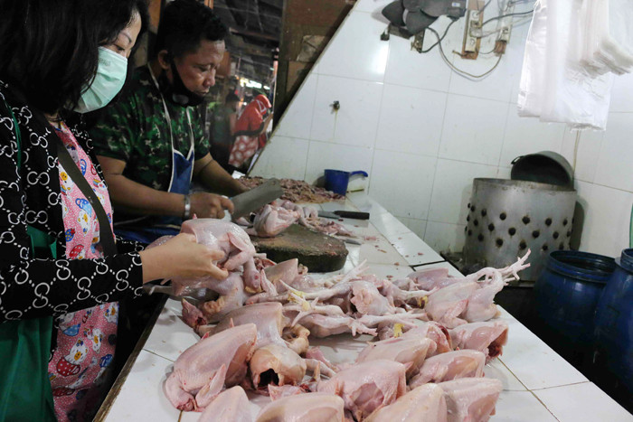 Pedagang memotong daging ayam di Pasar Tradisional Kemayoran, Jakarta Pusat, Sabtu (29/5/2021).