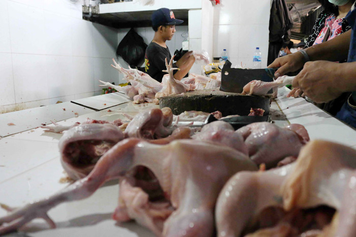Pedagang memotong daging ayam di Pasar Tradisional Kemayoran, Jakarta Pusat, Sabtu (29/5/2021).
