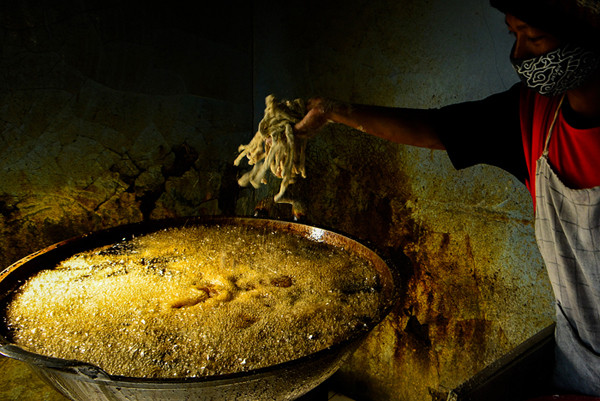 Pekerja menyelesaikan produksi makanan keripik usus goreng di Depok, Jawa Barat, Jumat (28/5/2021).