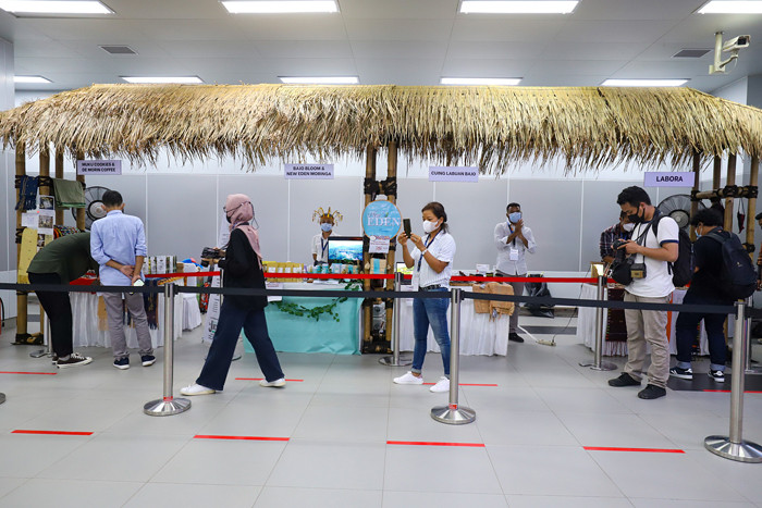 Seniman memerankan tarian kontemporer dalam acara Animal Pop Komodo Goes to Jakarta di Stasiun MRT Bundaran HI, Jakarta, Minggu (30/5/2021).