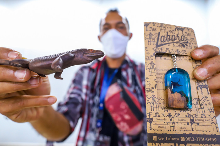 Seniman memerankan tarian kontemporer dalam acara Animal Pop Komodo Goes to Jakarta di Stasiun MRT Bundaran HI, Jakarta, Minggu (30/5/2021).