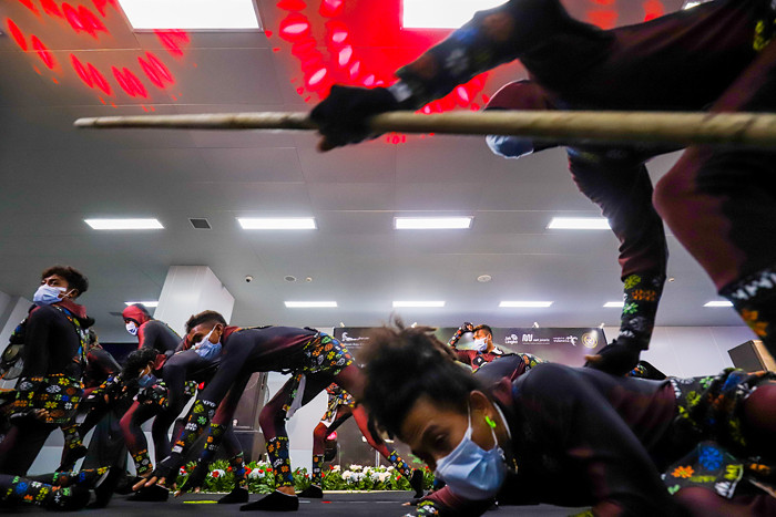 Seniman memerankan tarian kontemporer dalam acara Animal Pop Komodo Goes to Jakarta di Stasiun MRT Bundaran HI, Jakarta, Minggu (30/5/2021).