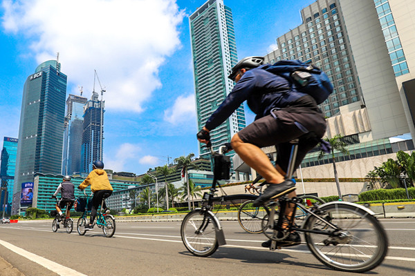 Pesepeda saat melintas di Jalan MH Thamrin, Jakarta Pusat, Minggu (30/5/2021).