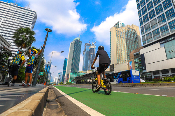 Pesepeda saat melintas di Jalan MH Thamrin, Jakarta Pusat, Minggu (30/5/2021).