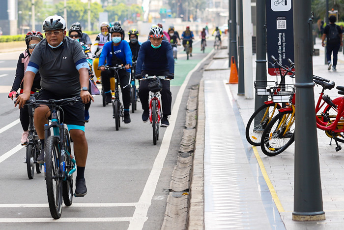 Pesepeda saat melintas di Jalan MH Thamrin, Jakarta Pusat, Minggu (30/5/2021).