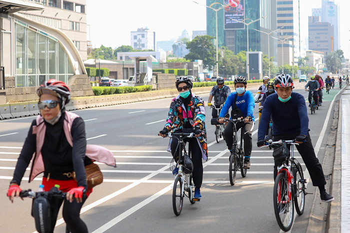 Pesepeda saat melintas di Jalan MH Thamrin, Jakarta Pusat, Minggu (30/5/2021).