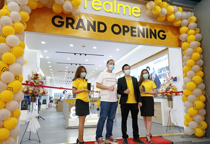 Karyawati melayani pelanggan di gerai terbaru Realme di Surabaya, Jawa Timur, Minggu (30/5/2021).