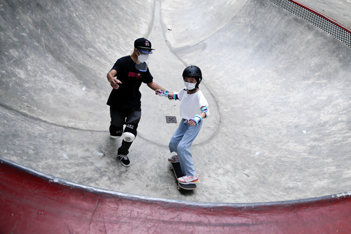 Sejumlah anak berlatih skateboard di Crooz Shophouse di kawasan Duren Tiga, Jakarta Selatan, Minggu (30/5/2021).