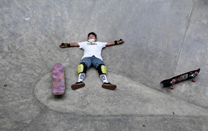 Sejumlah anak berlatih skateboard di Crooz Shophouse di kawasan Duren Tiga, Jakarta Selatan, Minggu (30/5/2021).