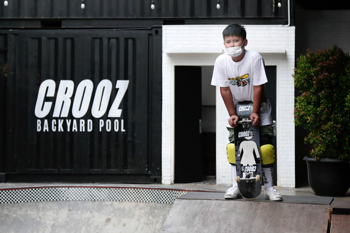 Sejumlah anak berlatih skateboard di Crooz Shophouse di kawasan Duren Tiga, Jakarta Selatan, Minggu (30/5/2021).