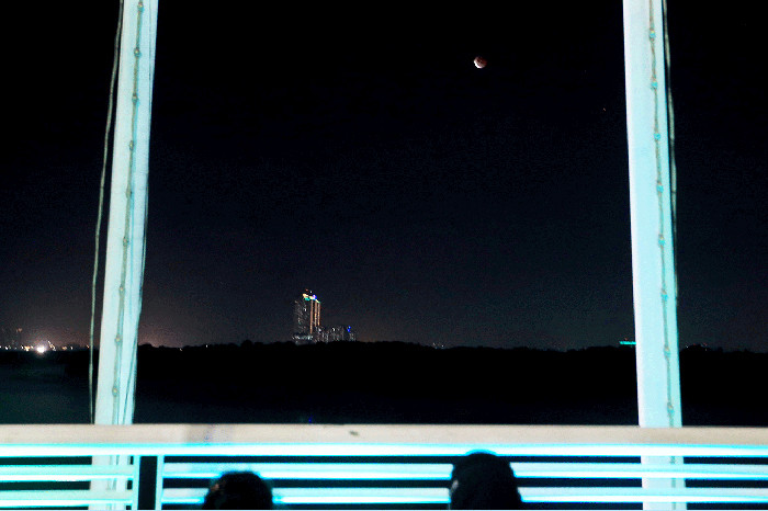 Gerhana bulan total menjadi buruan para pewarta foto dan warga untuk mengabadikan peristiwa langka tersebut dari sejumlah lokasi di wilayah ibukota Jakarta.