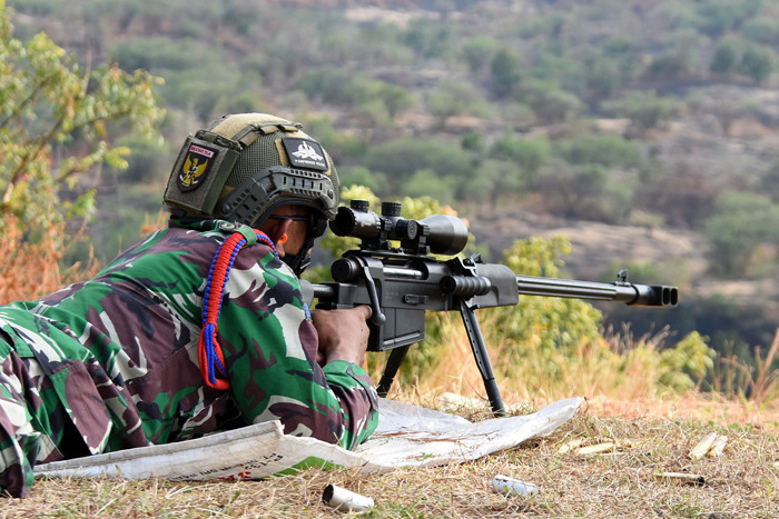 Prajurit Batalyon Intai Amfibi 2 Marinir mengikuti latihan menembak di Pusat Latihan Pertempuran Korps Marinir 5 Baluran, Situbondo, Senin (31/5/2021).
