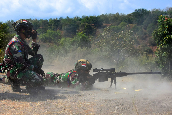 Prajurit Batalyon Intai Amfibi 2 Marinir mengikuti latihan menembak di Pusat Latihan Pertempuran Korps Marinir 5 Baluran, Situbondo, Senin (31/5/2021).