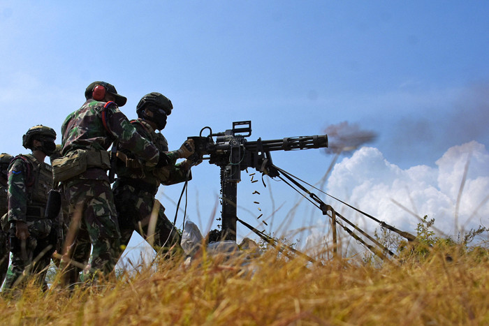 Prajurit Batalyon Intai Amfibi 2 Marinir mengikuti latihan menembak di Pusat Latihan Pertempuran Korps Marinir 5 Baluran, Situbondo, Senin (31/5/2021).