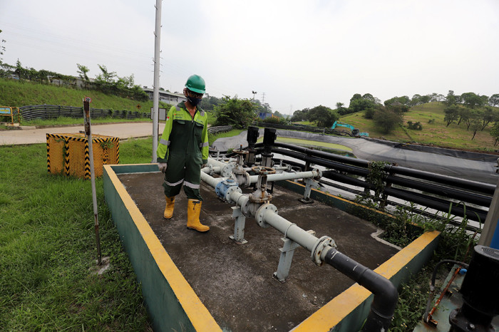 Pekerja mengawasi proses pengolahan limbah bahan beracun dan berbahaya (B3) di Nambo, Klapanunggal, Kabupaten Bogor, Senin (31/5/2021).