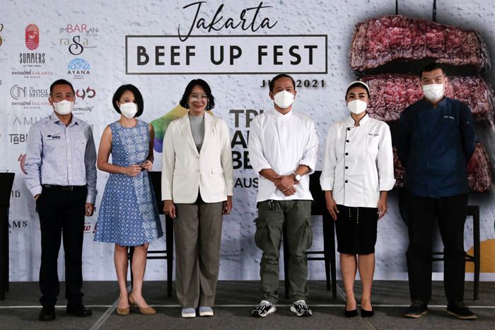 Peluncuran Jakarta Beef Up Fest 2021 juga menampilkan demo masak yang dilakukan oleh Celebrity Chef Chandra Yudasswara, Vania Wibisono dan Vindex Tengker.