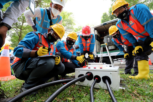 Petugas PLN lakukan pemeliharaan gardu distribusi listrik 20 kilo Volt tanpa pemadaman di Metland Menteng, Cakung, Jakarta Timur, Senin (31/5/2021).