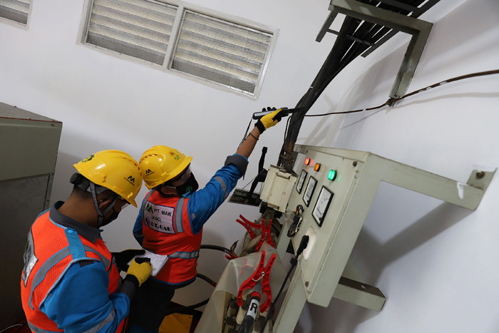 Petugas PLN lakukan pemeliharaan gardu distribusi listrik 20 kilo Volt tanpa pemadaman di Metland Menteng, Cakung, Jakarta Timur, Senin (31/5/2021).
