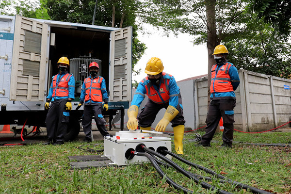 Petugas PLN lakukan pemeliharaan gardu distribusi listrik 20 kilo Volt tanpa pemadaman di Metland Menteng, Cakung, Jakarta Timur, Senin (31/5/2021).