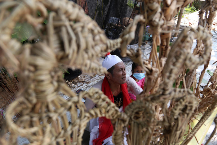 Seniman Meimura memerankan Besut Rusmini ketika memainkan wayang suket di Sanggar Anak Merdeka Indonesia, Surabaya, Jawa Timur, Senin (31/5/2021).