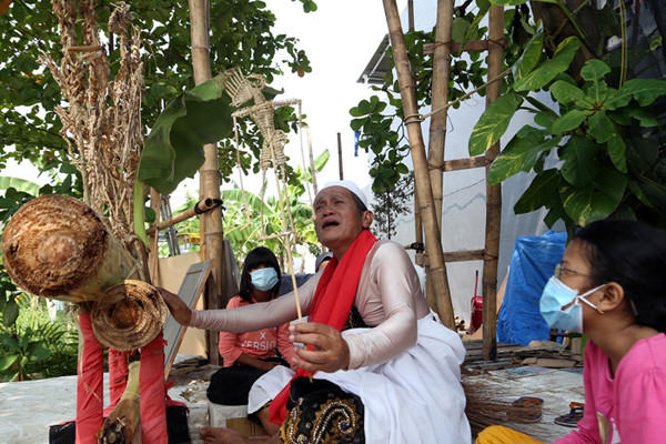 Seniman Meimura memerankan Besut Rusmini ketika memainkan wayang suket di Sanggar Anak Merdeka Indonesia, Surabaya, Jawa Timur, Senin (31/5/2021).